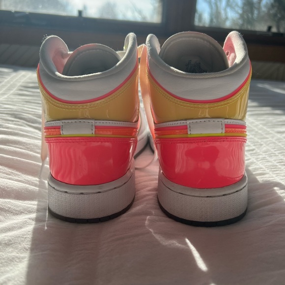 Glow edge, Jordan one mids - Picture 4 of 8